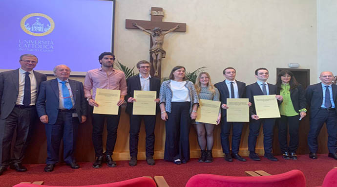 20190524_Giuseppe Bernoni consegna una borsa di studio in Cattolica.jpg