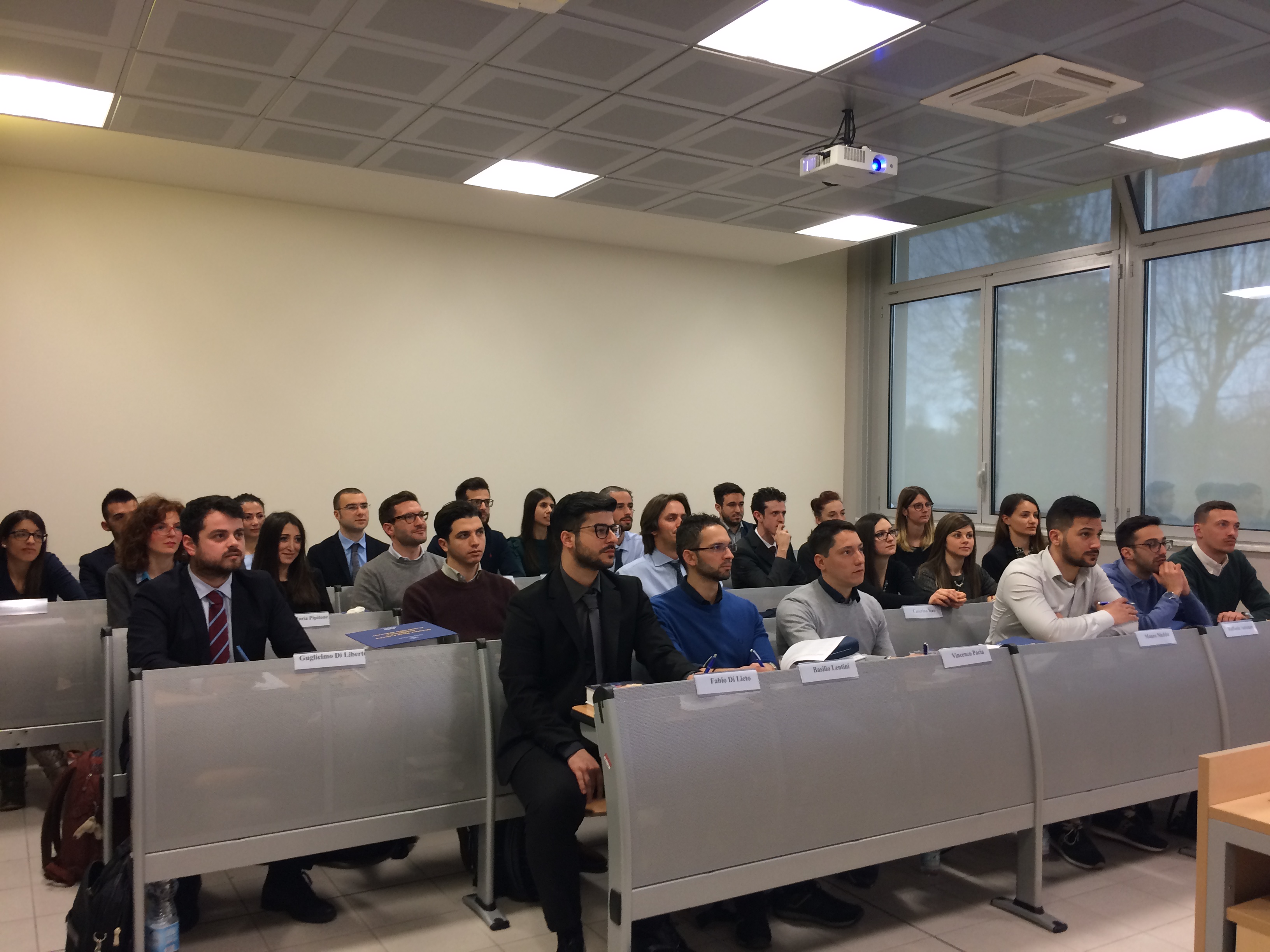 Studenti ascoltano la lezione al master Auditing e controllo interno