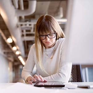 illustrazione woman with tablet